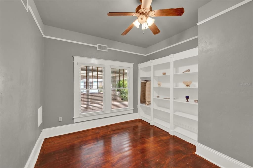 合同活跃: $400,000 (7 贝兹, 3 浴室, 3165 平方英尺)