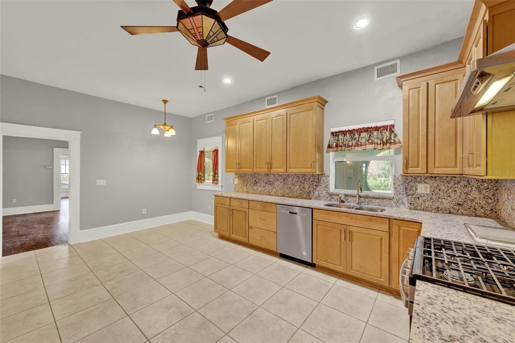 合同活跃: $400,000 (7 贝兹, 3 浴室, 3165 平方英尺)