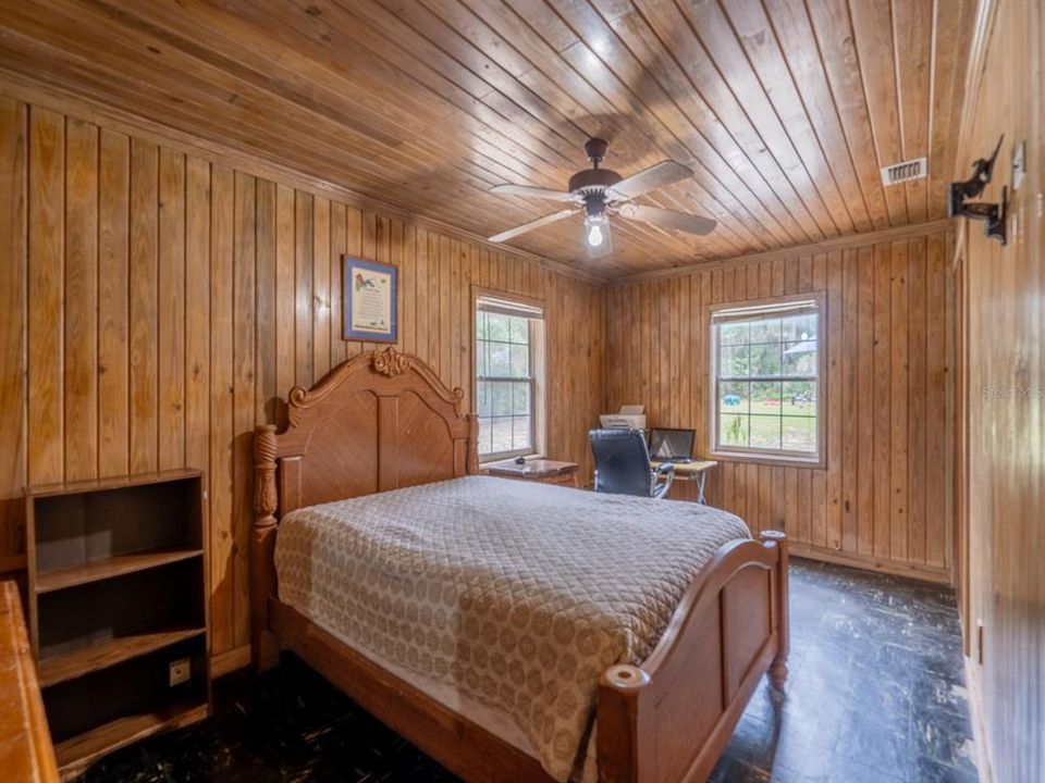 На продажу: $105,000 (2 спален, 1 ванн, 864 Квадратных фут)