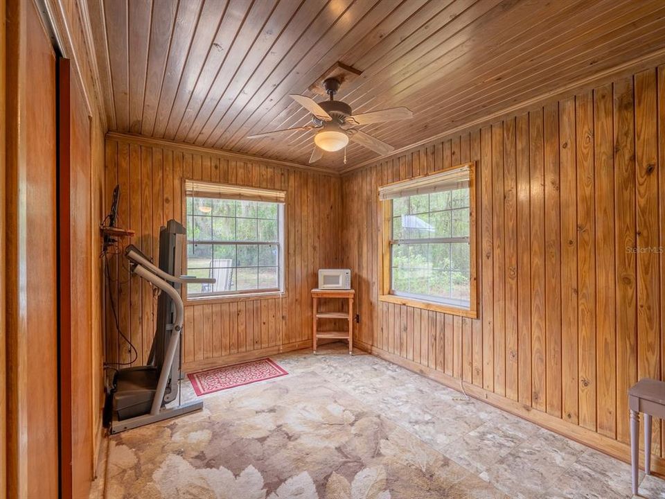 На продажу: $105,000 (2 спален, 1 ванн, 864 Квадратных фут)