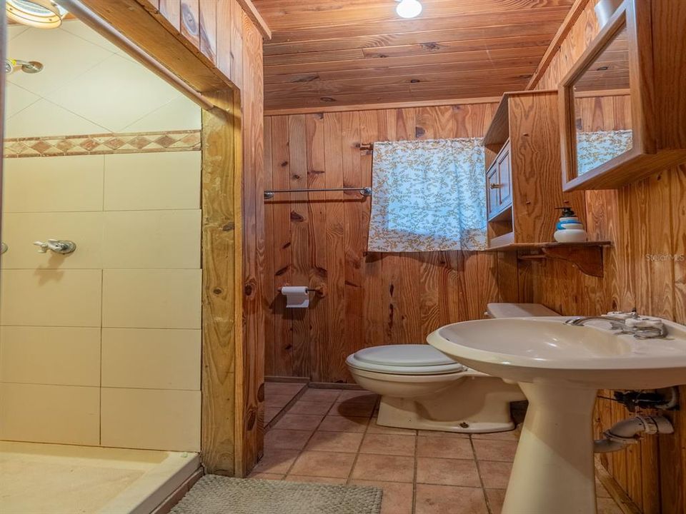 На продажу: $105,000 (2 спален, 1 ванн, 864 Квадратных фут)