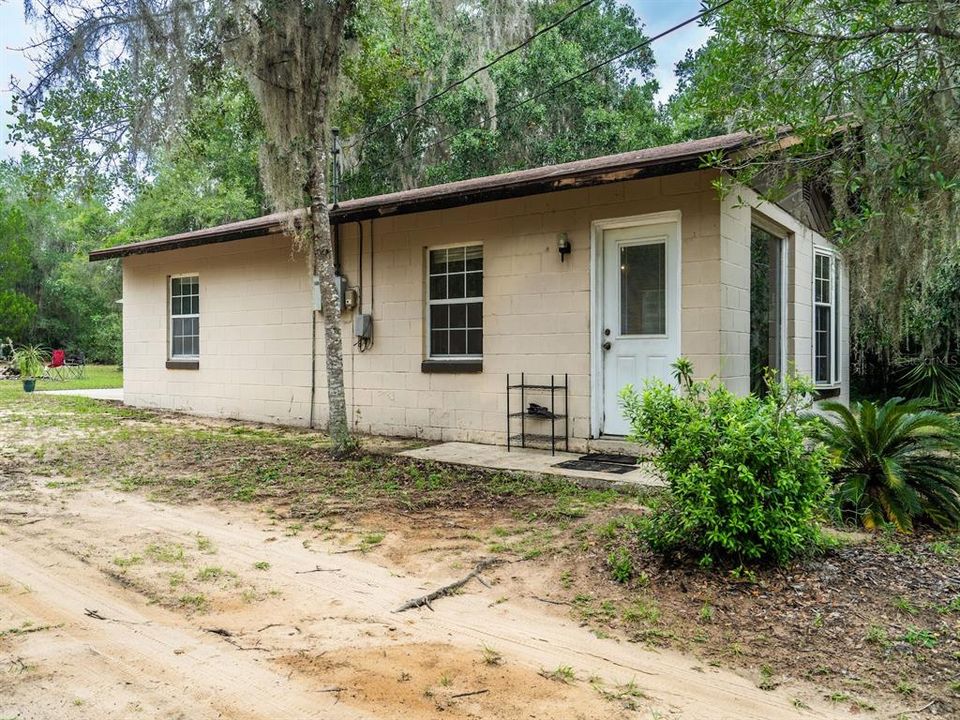 На продажу: $105,000 (2 спален, 1 ванн, 864 Квадратных фут)