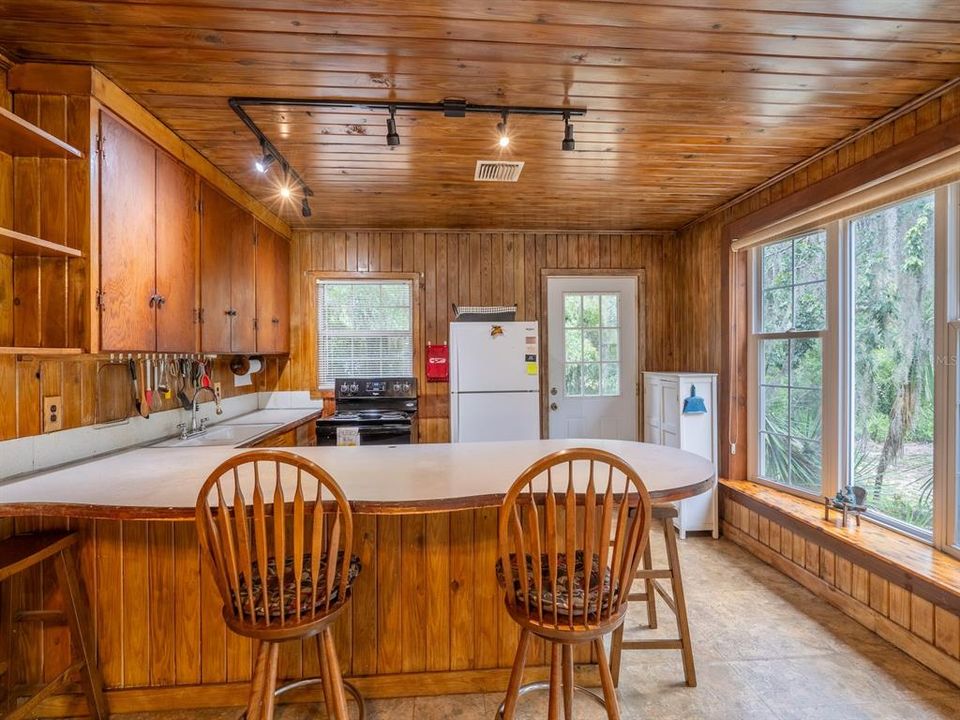 На продажу: $105,000 (2 спален, 1 ванн, 864 Квадратных фут)