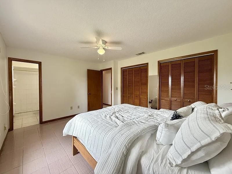 Под контрактом: $170,000 (2 спален, 2 ванн, 1050 Квадратных фут)