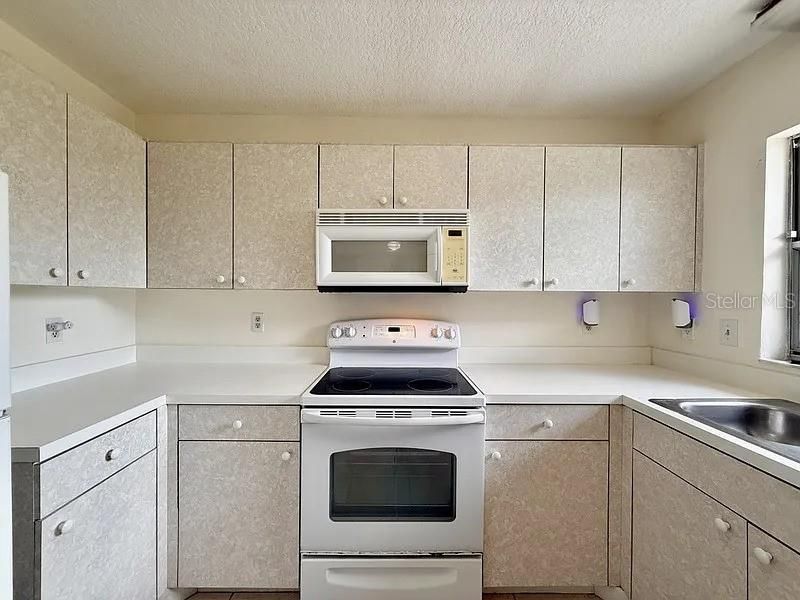 Под контрактом: $170,000 (2 спален, 2 ванн, 1050 Квадратных фут)