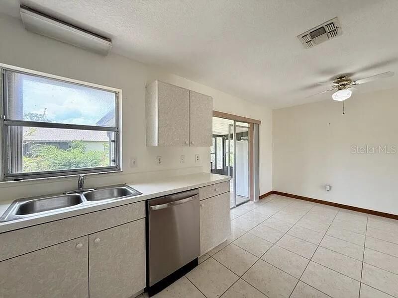 Под контрактом: $170,000 (2 спален, 2 ванн, 1050 Квадратных фут)