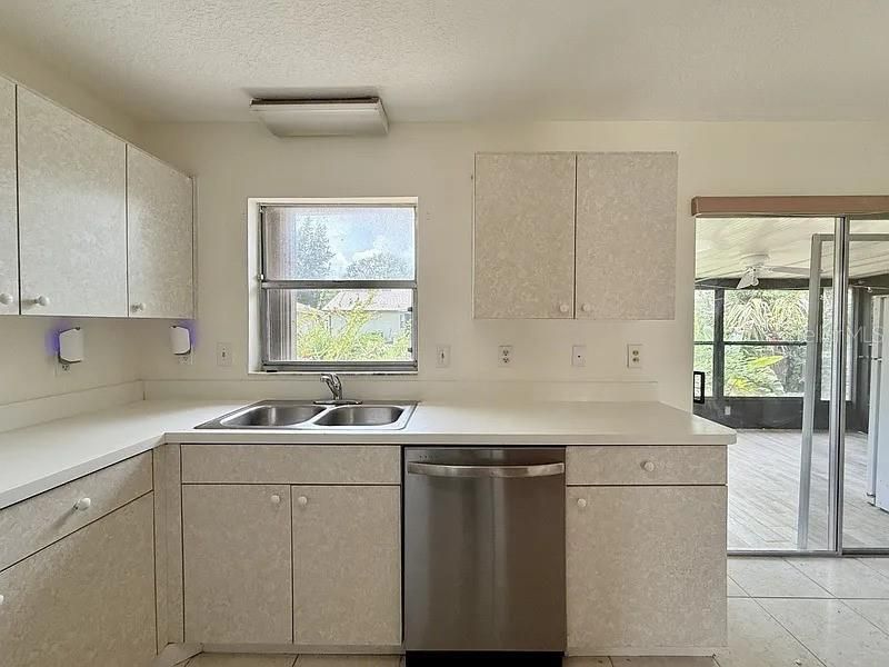 Под контрактом: $170,000 (2 спален, 2 ванн, 1050 Квадратных фут)