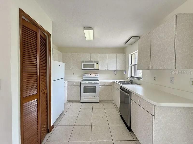 Под контрактом: $170,000 (2 спален, 2 ванн, 1050 Квадратных фут)