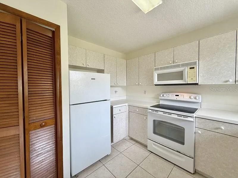 Под контрактом: $170,000 (2 спален, 2 ванн, 1050 Квадратных фут)