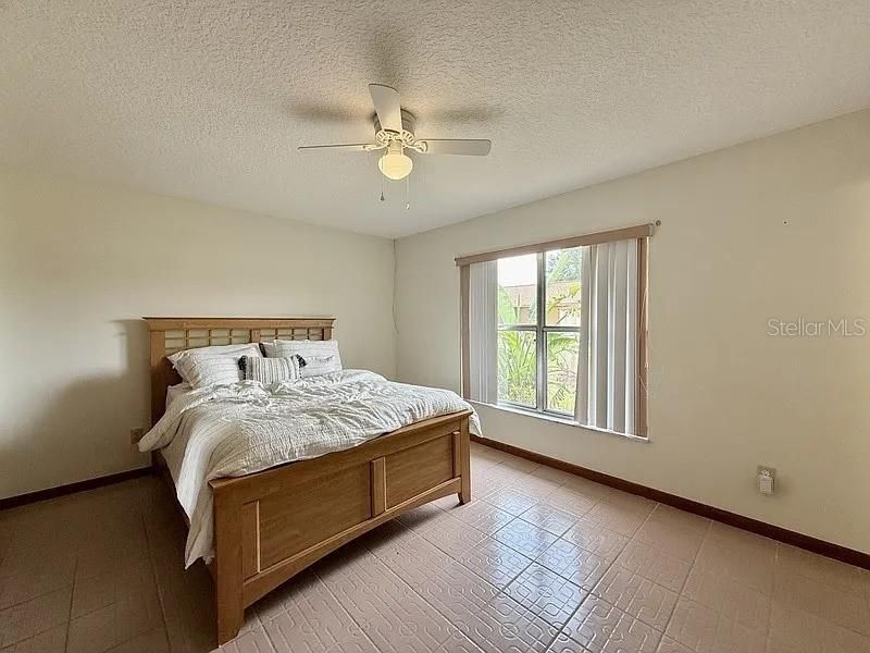 Под контрактом: $170,000 (2 спален, 2 ванн, 1050 Квадратных фут)