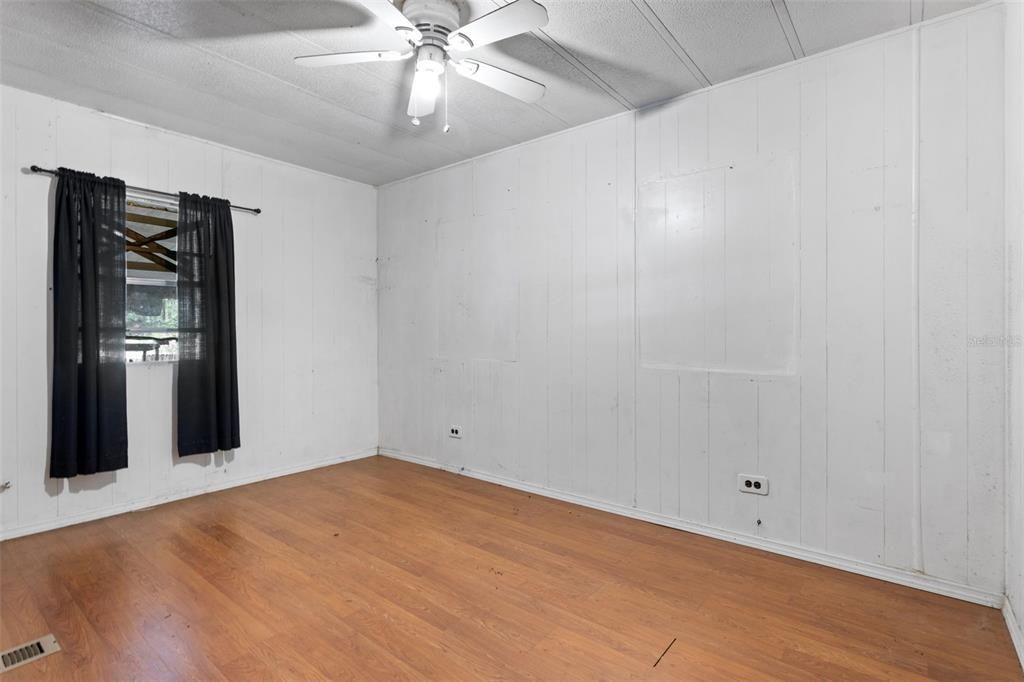 合同活跃: $129,000 (3 贝兹, 2 浴室, 1600 平方英尺)