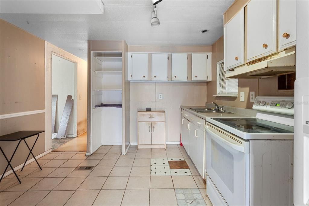 合同活跃: $129,000 (3 贝兹, 2 浴室, 1600 平方英尺)