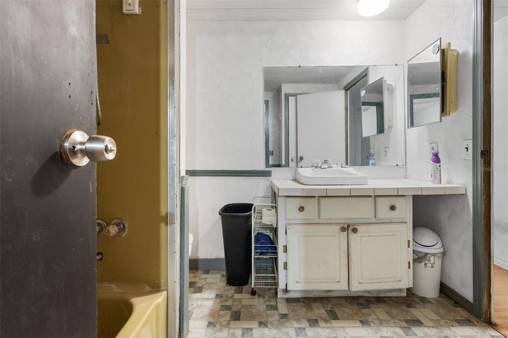 合同活跃: $129,000 (3 贝兹, 2 浴室, 1600 平方英尺)