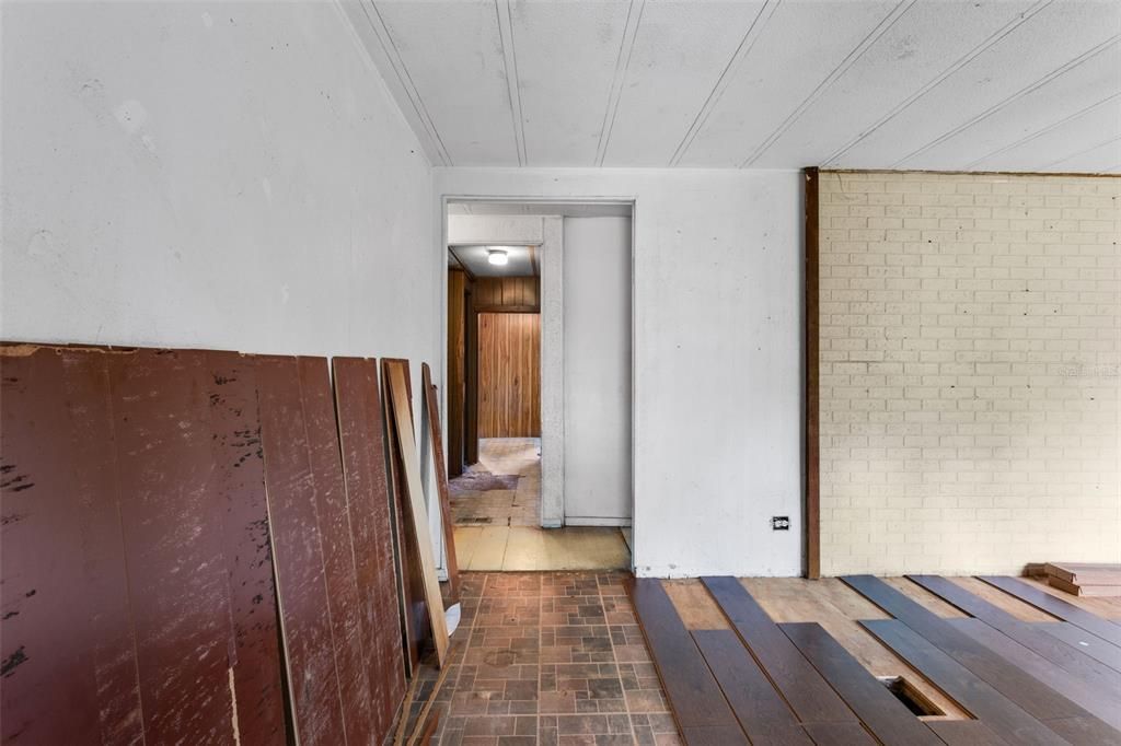 合同活跃: $129,000 (3 贝兹, 2 浴室, 1600 平方英尺)