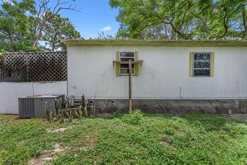 合同活跃: $129,000 (3 贝兹, 2 浴室, 1600 平方英尺)