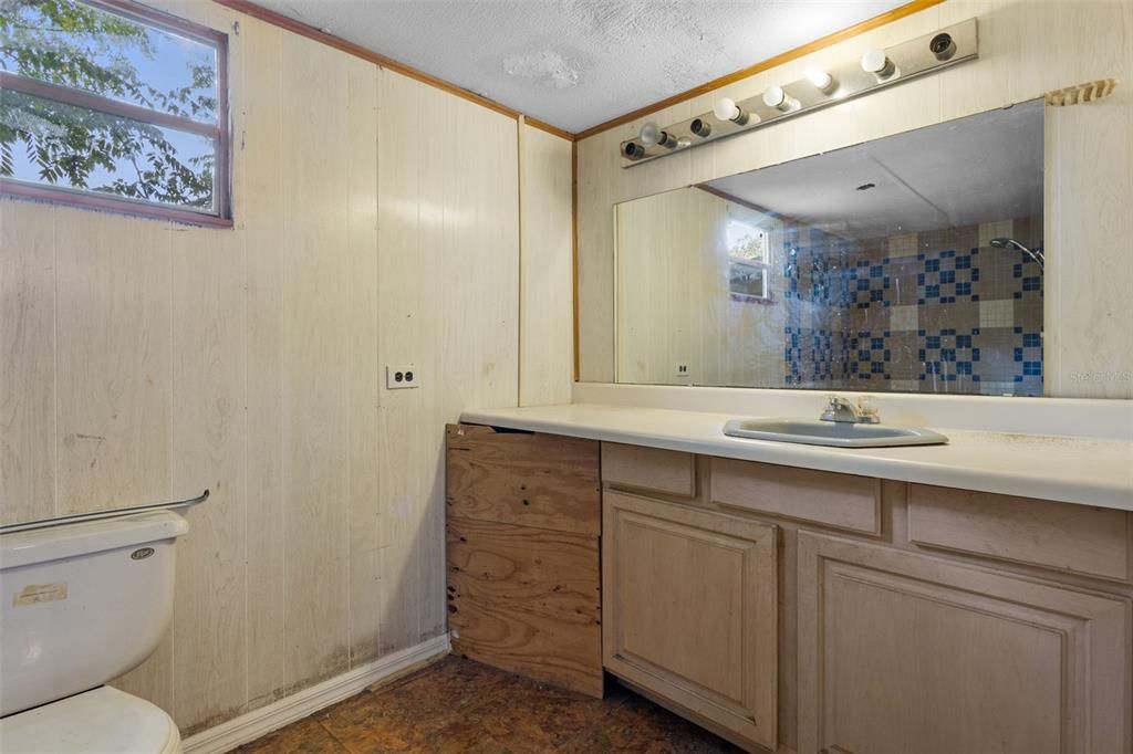 合同活跃: $129,000 (3 贝兹, 2 浴室, 1600 平方英尺)