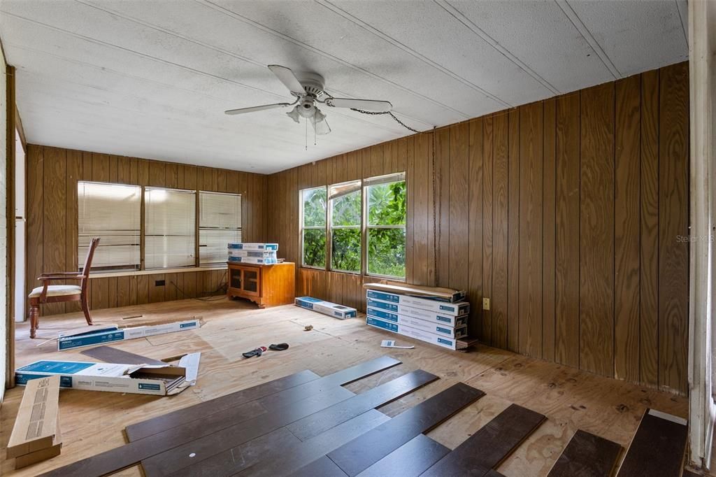 合同活跃: $129,000 (3 贝兹, 2 浴室, 1600 平方英尺)