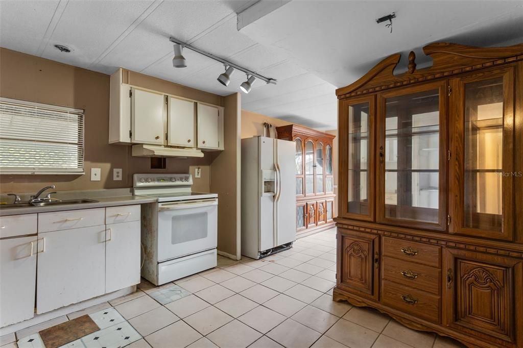 合同活跃: $129,000 (3 贝兹, 2 浴室, 1600 平方英尺)