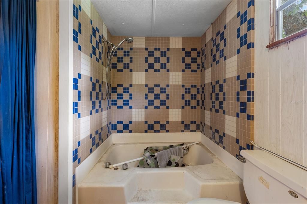 合同活跃: $129,000 (3 贝兹, 2 浴室, 1600 平方英尺)