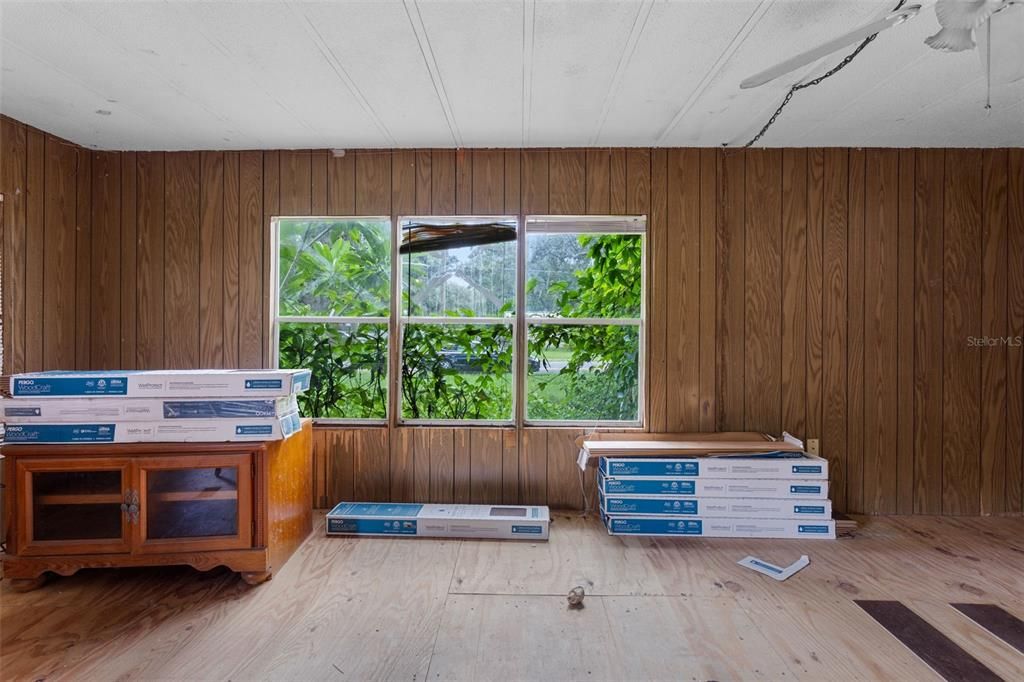 合同活跃: $129,000 (3 贝兹, 2 浴室, 1600 平方英尺)