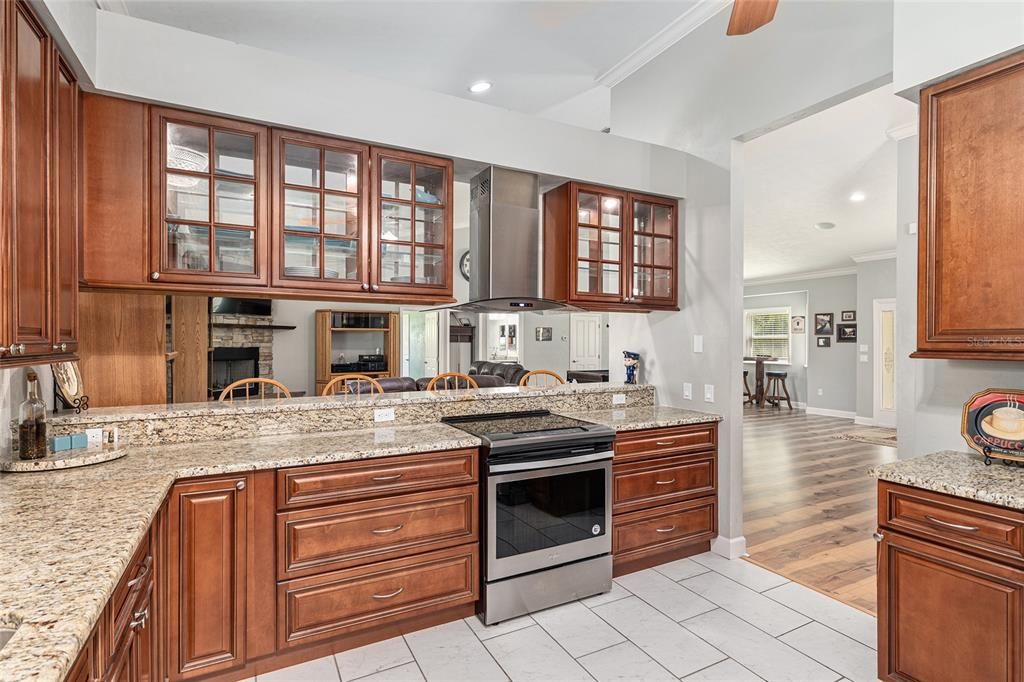 合同活跃: $520,000 (3 贝兹, 2 浴室, 2274 平方英尺)