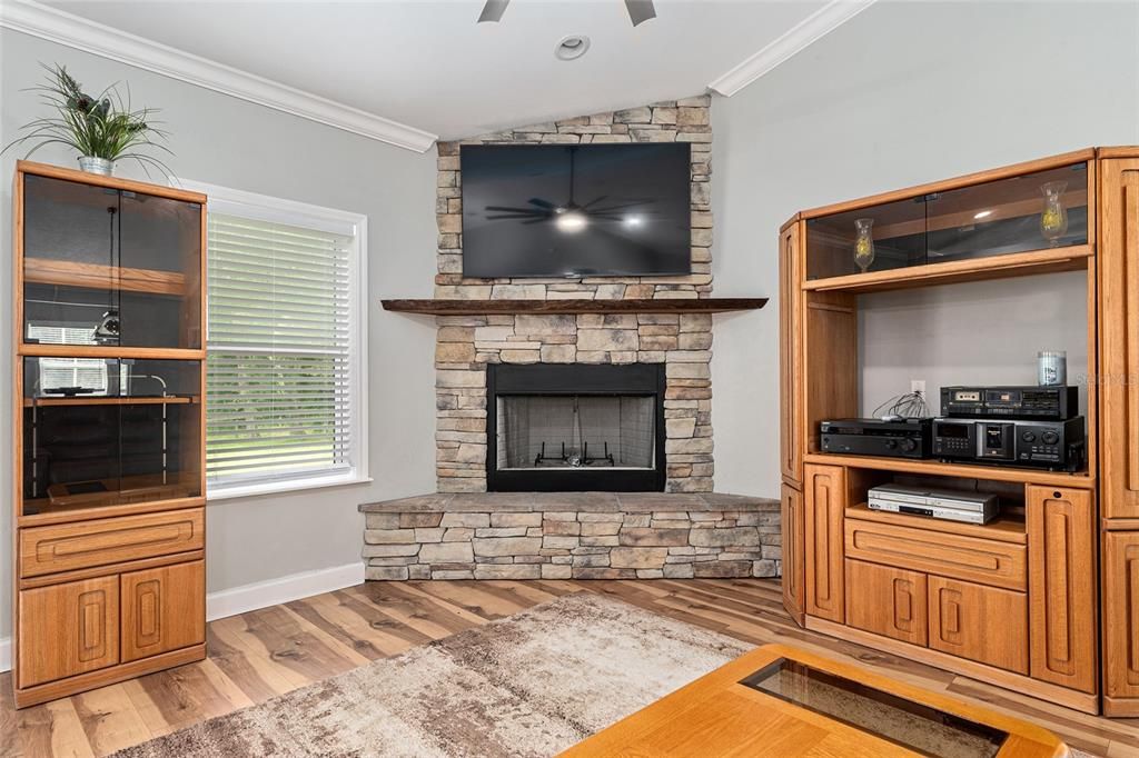 合同活跃: $520,000 (3 贝兹, 2 浴室, 2274 平方英尺)