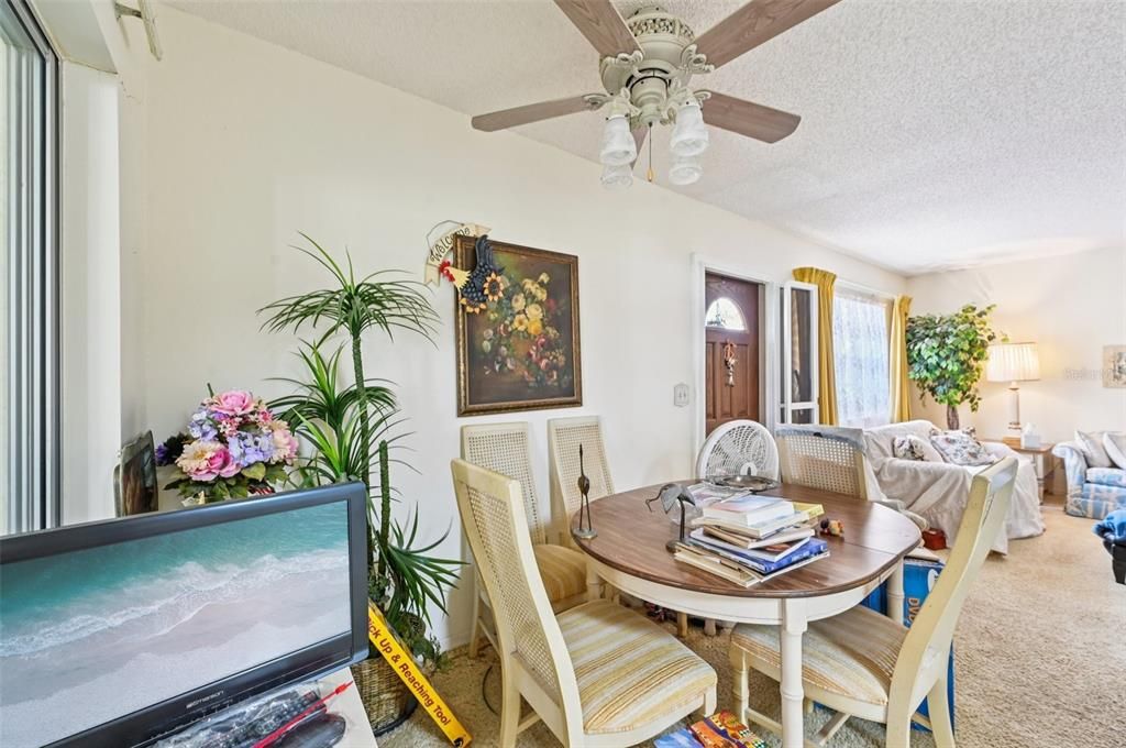 待售: $104,000 (2 贝兹, 2 浴室, 984 平方英尺)