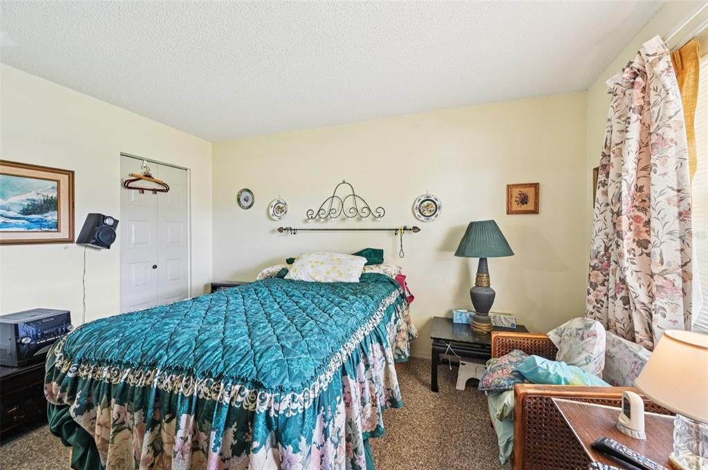 待售: $104,000 (2 贝兹, 2 浴室, 984 平方英尺)