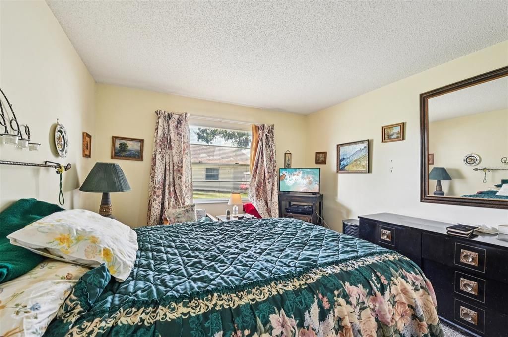 待售: $104,000 (2 贝兹, 2 浴室, 984 平方英尺)