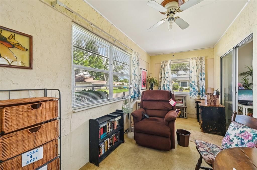 待售: $104,000 (2 贝兹, 2 浴室, 984 平方英尺)