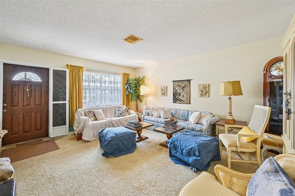 待售: $104,000 (2 贝兹, 2 浴室, 984 平方英尺)