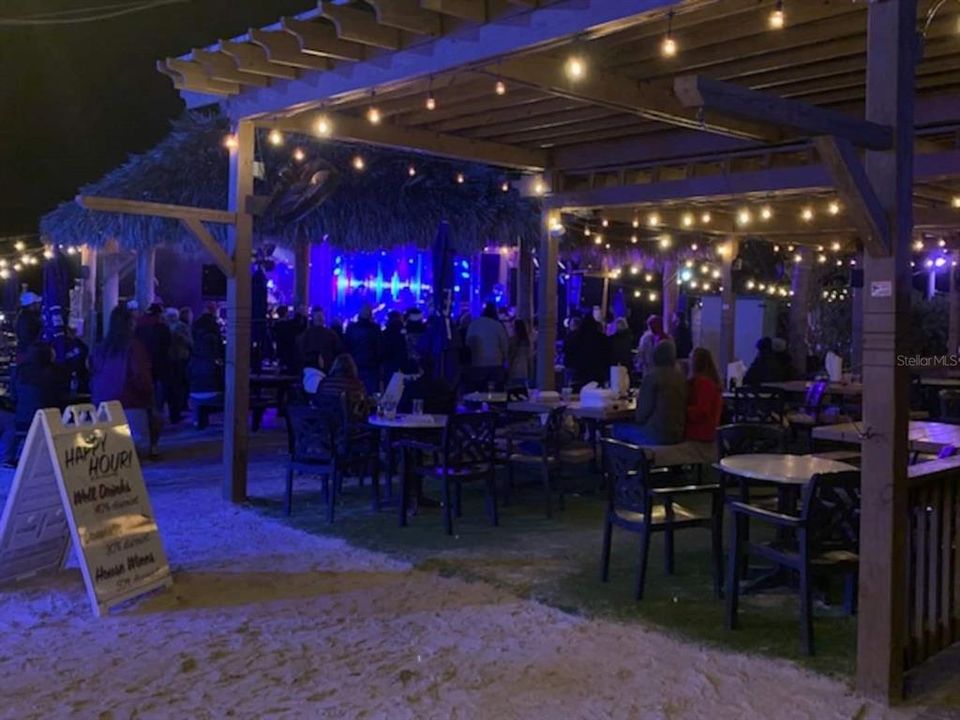 For Rent: $2,200 (2 beds, 1 baths, 820 Square Feet)