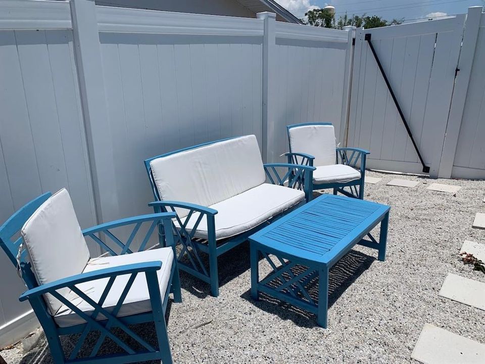 For Rent: $2,200 (2 beds, 1 baths, 820 Square Feet)