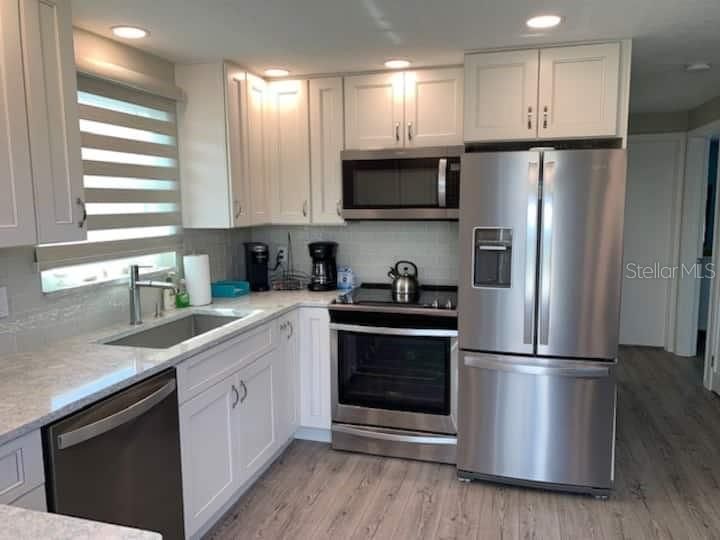 For Rent: $2,200 (2 beds, 1 baths, 820 Square Feet)