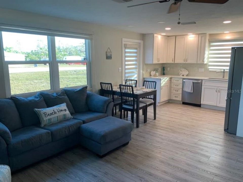 For Rent: $2,200 (2 beds, 1 baths, 820 Square Feet)