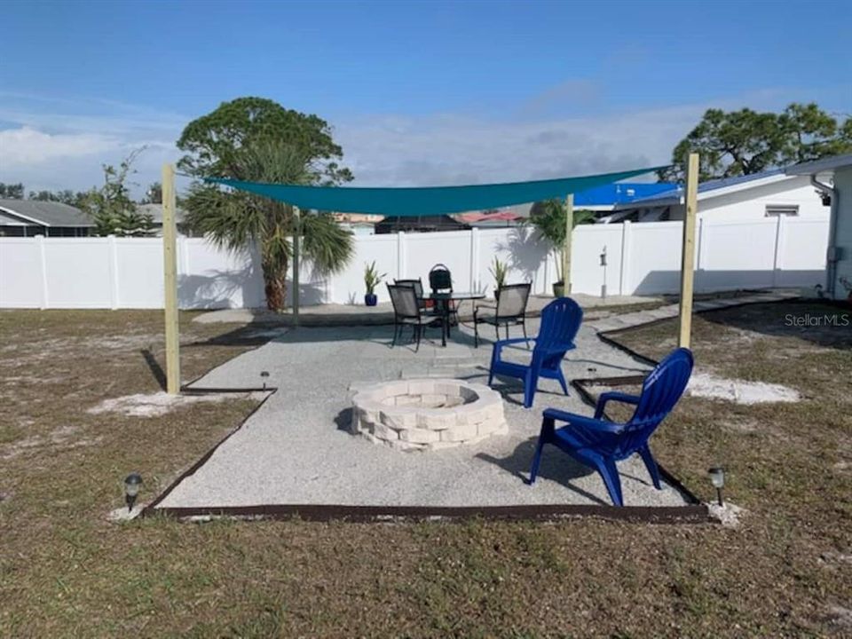 For Rent: $2,200 (2 beds, 1 baths, 820 Square Feet)