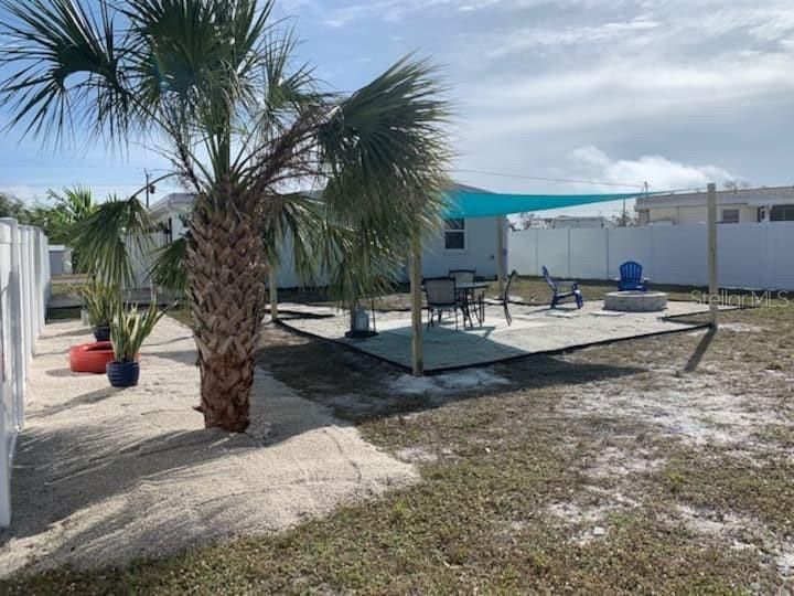 For Rent: $2,200 (2 beds, 1 baths, 820 Square Feet)