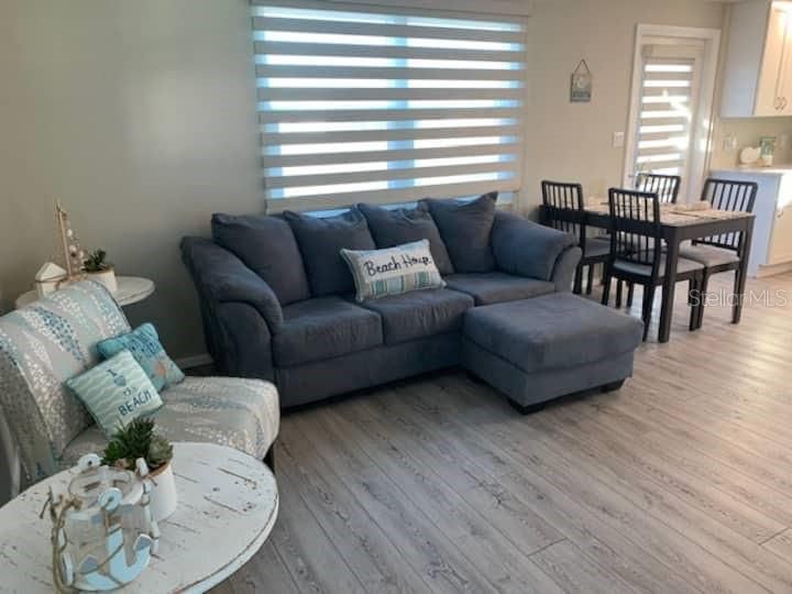 For Rent: $2,200 (2 beds, 1 baths, 820 Square Feet)