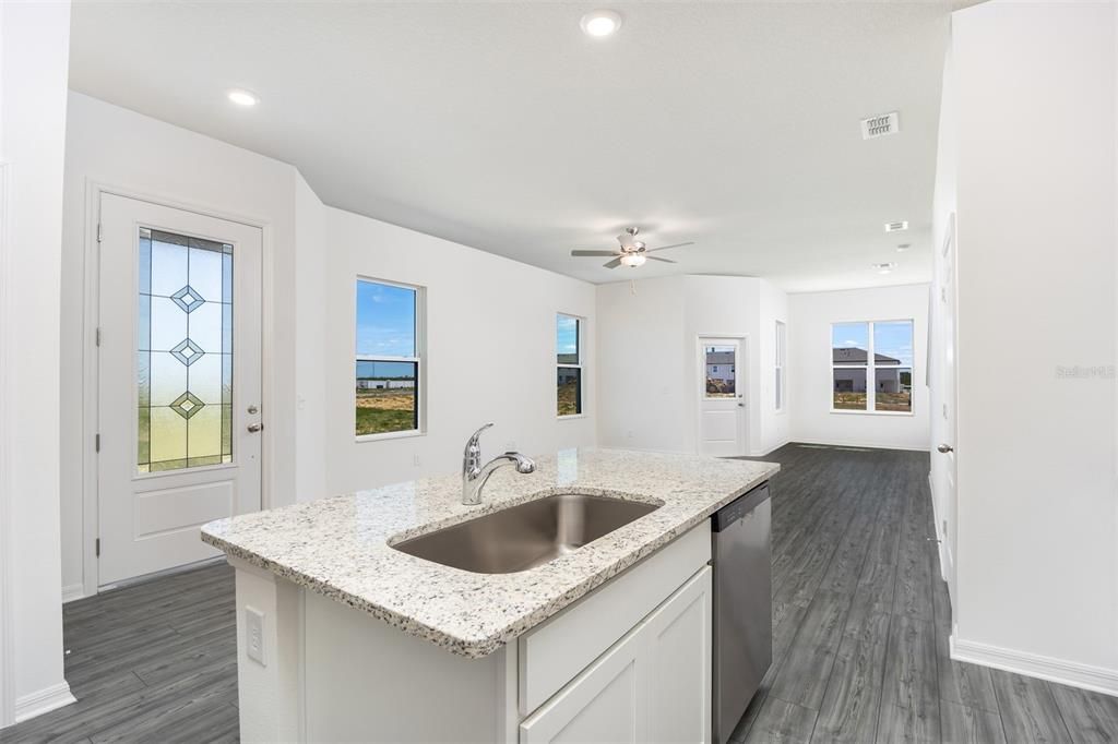 合同活跃: $264,900 (3 贝兹, 2 浴室, 1817 平方英尺)