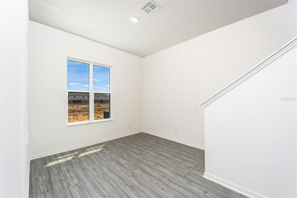 合同活跃: $264,900 (3 贝兹, 2 浴室, 1817 平方英尺)