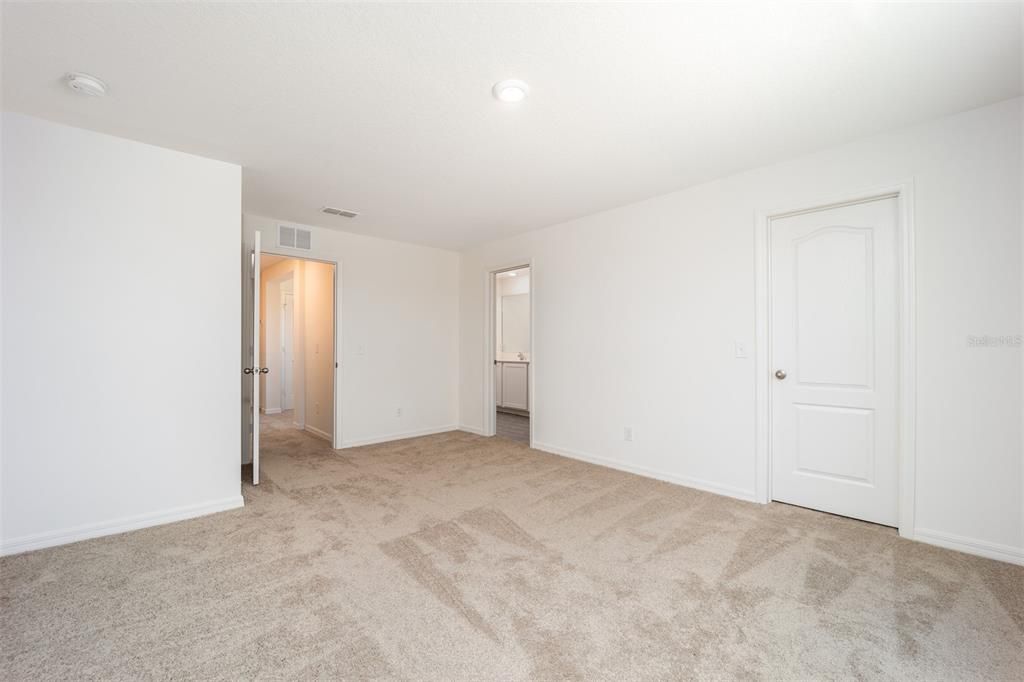 合同活跃: $264,900 (3 贝兹, 2 浴室, 1817 平方英尺)