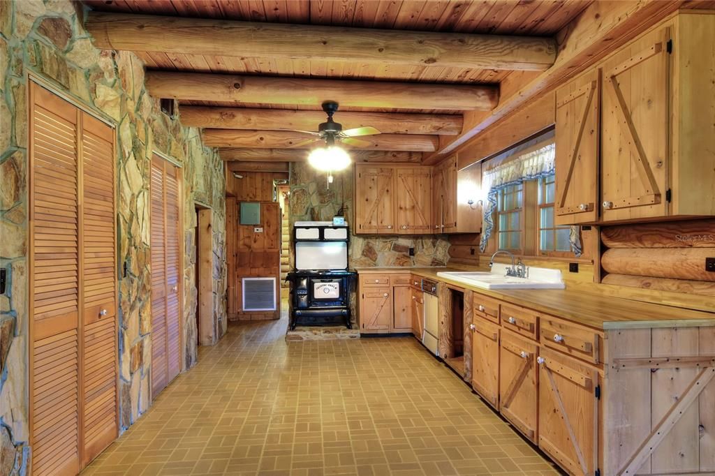 Active With Contract: $555,000 (3 beds, 2 baths, 2805 Square Feet)