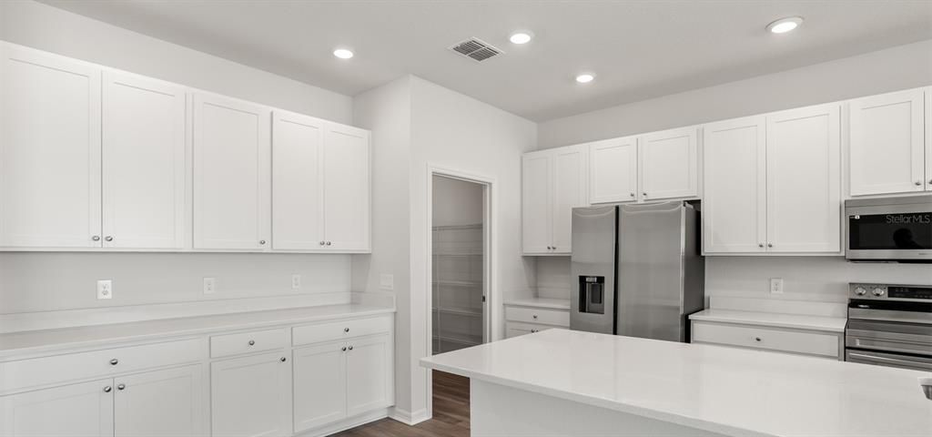 Под контрактом: $476,450 (3 спален, 3 ванн, 2410 Квадратных фут)