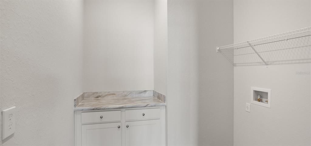 Под контрактом: $476,450 (3 спален, 3 ванн, 2410 Квадратных фут)