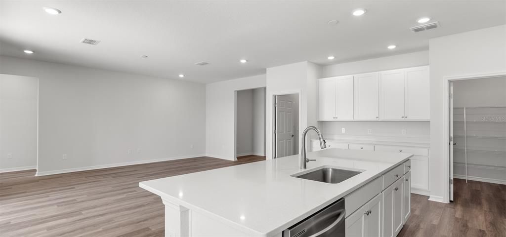 Под контрактом: $476,450 (3 спален, 3 ванн, 2410 Квадратных фут)