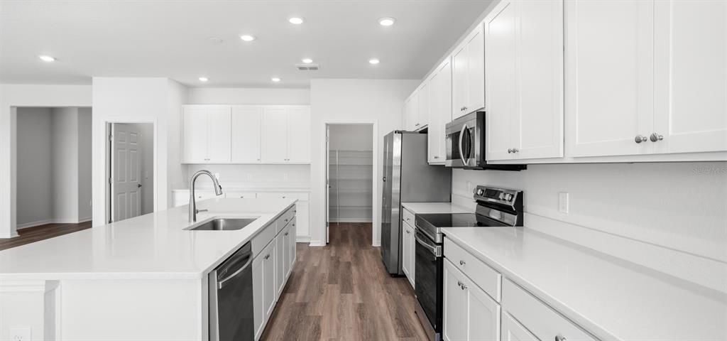 Под контрактом: $476,450 (3 спален, 3 ванн, 2410 Квадратных фут)