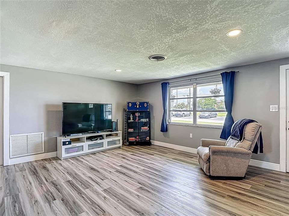 For Sale: $234,500 (2 beds, 2 baths, 1020 Square Feet)