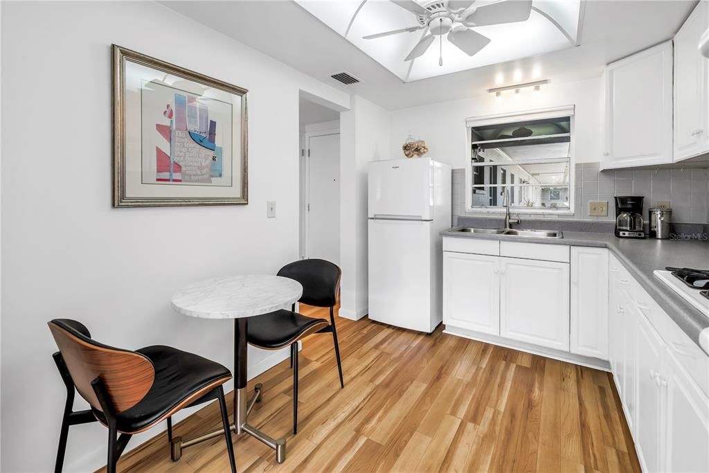 For Sale: $94,000 (1 beds, 1 baths, 595 Square Feet)