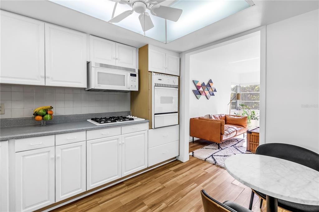 For Sale: $94,000 (1 beds, 1 baths, 595 Square Feet)