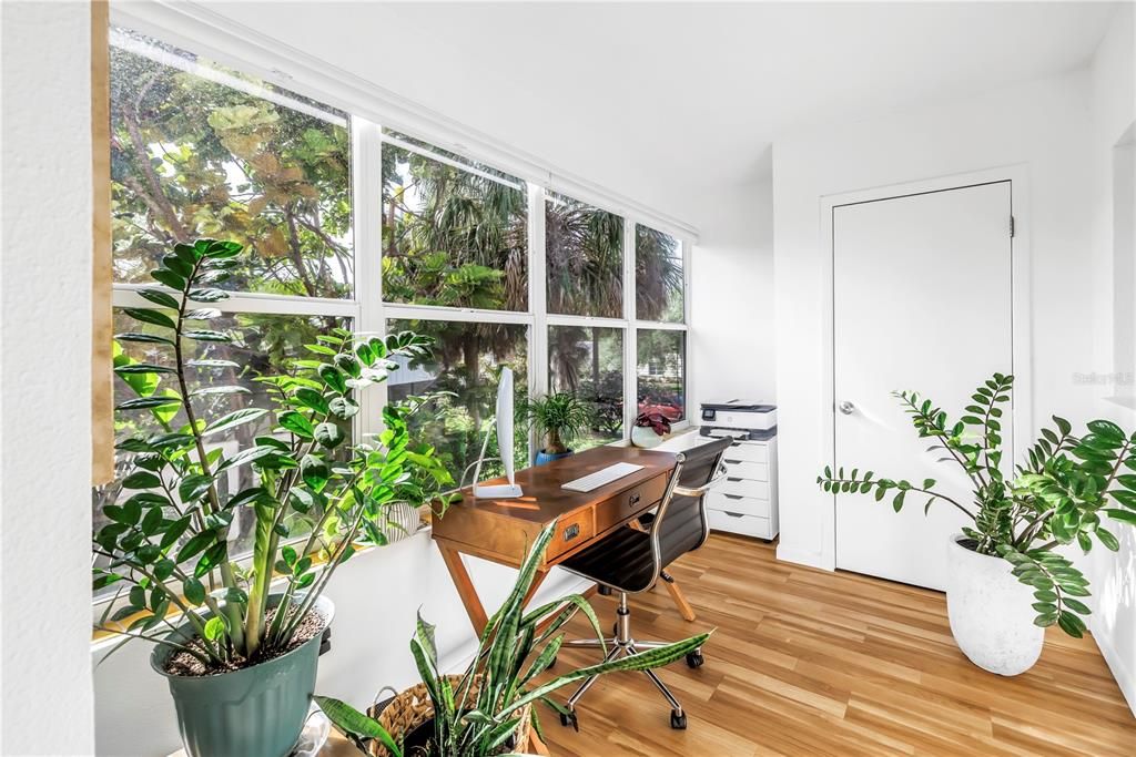 For Sale: $94,000 (1 beds, 1 baths, 595 Square Feet)